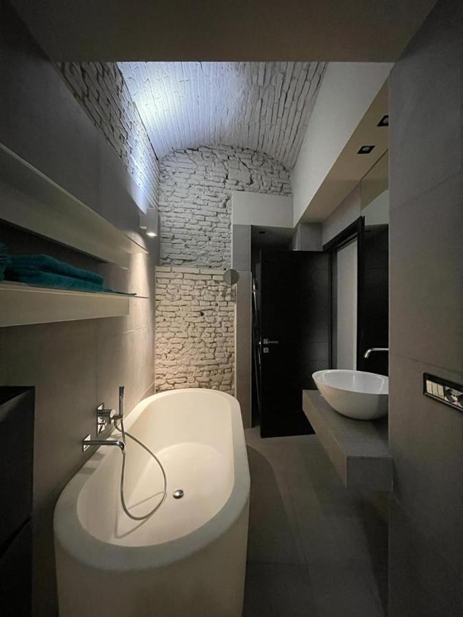 Portici Design Suite - Historical Center Bologna Bagian luar foto
