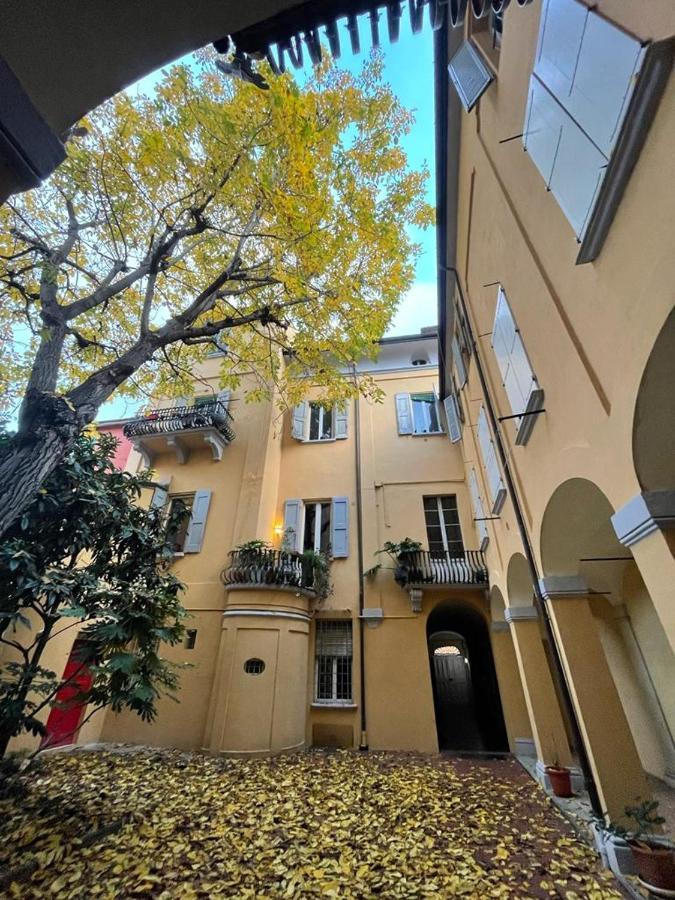 Portici Design Suite - Historical Center Bologna Bagian luar foto